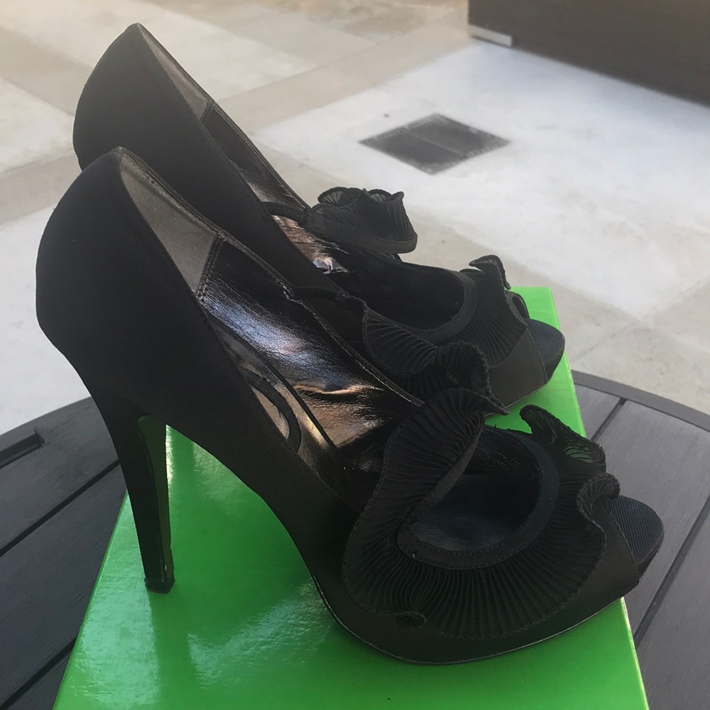 Charles by Charles David blk satin peep toe heels